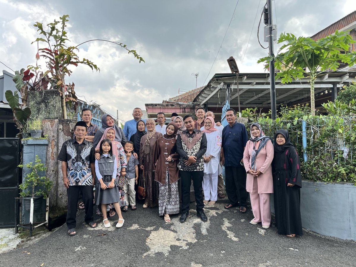 cacanttk_'s tweet photo. Ternyata, aku bersama dgn laki laki yang tidak banyak bicara tapi dibuktikan dgn tindakkan yang nyata. Dgn cincin yang sudah melingkar dijari manis ini, aku mau bilang terimakasih telah memilihku menjadi pendamping hidupmu, sekali lagi terimakasih. Semoga lancar sampai akhir🥹🫶 https://t.co/ztsMIpQ93d