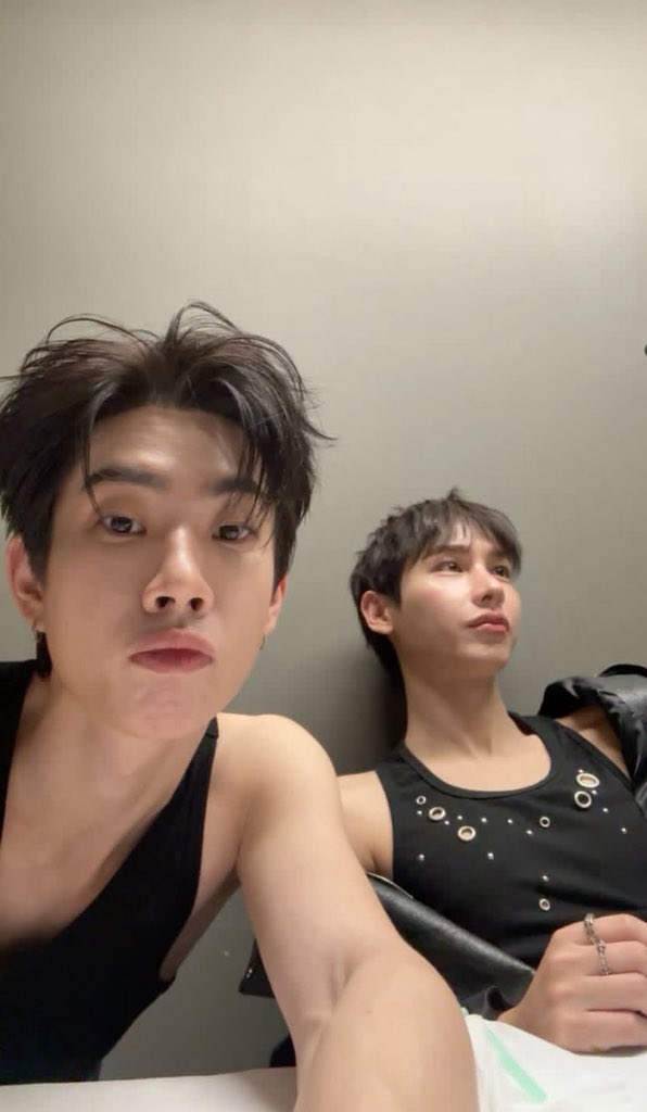 eatphiy's tweet photo. BRO I MISS THEM SO SO MUCH 😩😩
#OffGun1stFMinMadrid https://t.co/sZtsoZ5jYL