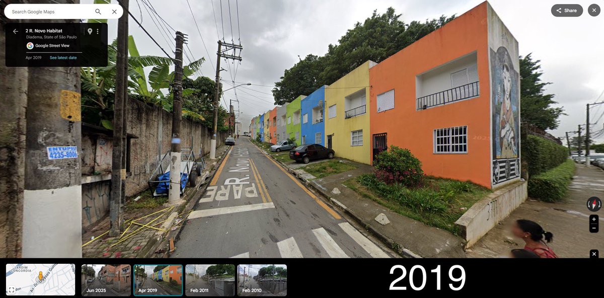 ClauAker's tweet photo. Os caras viviam num barraco, ganharam casa nova de dois andares, toda arrumada e pintada. Depois, se acharam no direito de avançar, eliminar a calçada e deixar a casa inacabada. Se no mundo do @TheInterceptBr isso é normal quero ficar bem longe, tá louco! Ou talvez seja falta de assunto. As fotos são minhas 👇