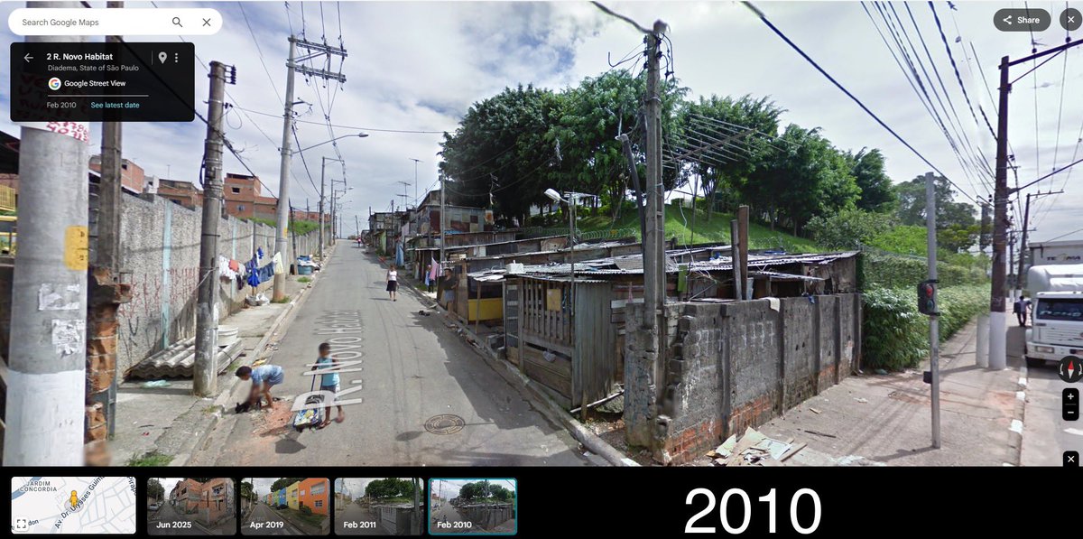 ClauAker's tweet photo. Os caras viviam num barraco, ganharam casa nova de dois andares, toda arrumada e pintada. Depois, se acharam no direito de avançar, eliminar a calçada e deixar a casa inacabada. Se no mundo do @TheInterceptBr isso é normal quero ficar bem longe, tá louco! Ou talvez seja falta de assunto. As fotos são minhas 👇