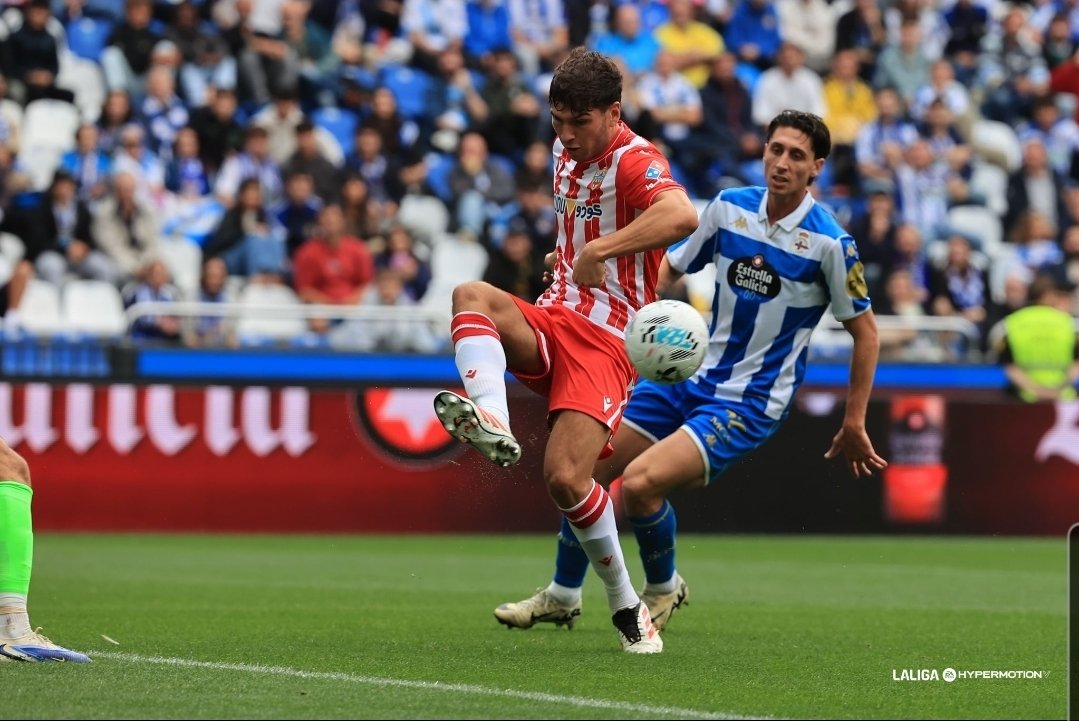 La <a href="/U_D_Almeria/">UD Almería</a> 'profana' el estadio de Riazor con el testarazo de Bonini en un córner (0-1)
Serio y compacto primer tiempo del equipo de Rubi, minimizando el juego ofensivo del líder <a href="/RCDeportivo/">RC Deportivo</a>, al que amenaza con peligrosas transiciones.
A seguir 💪 así  ❤️ ⚪️ 

#DeporAlmería