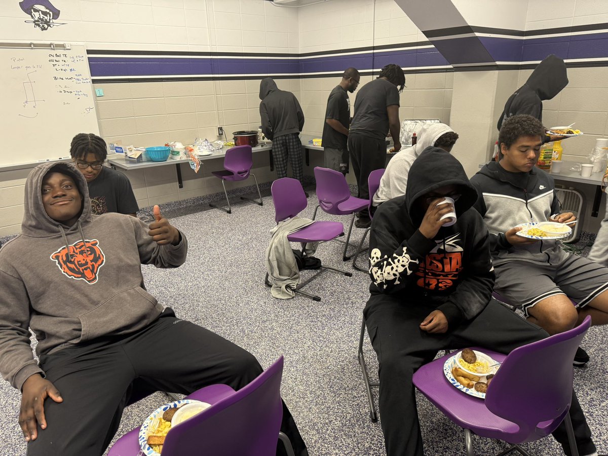 A big thank you to the families of Coach Pierce, Coach Sabinas, Raesean Shelley, and DJ Bowles for providing breakfast this morning for our varsity film session! 

Our players truly enjoyed it, and we appreciate the support!