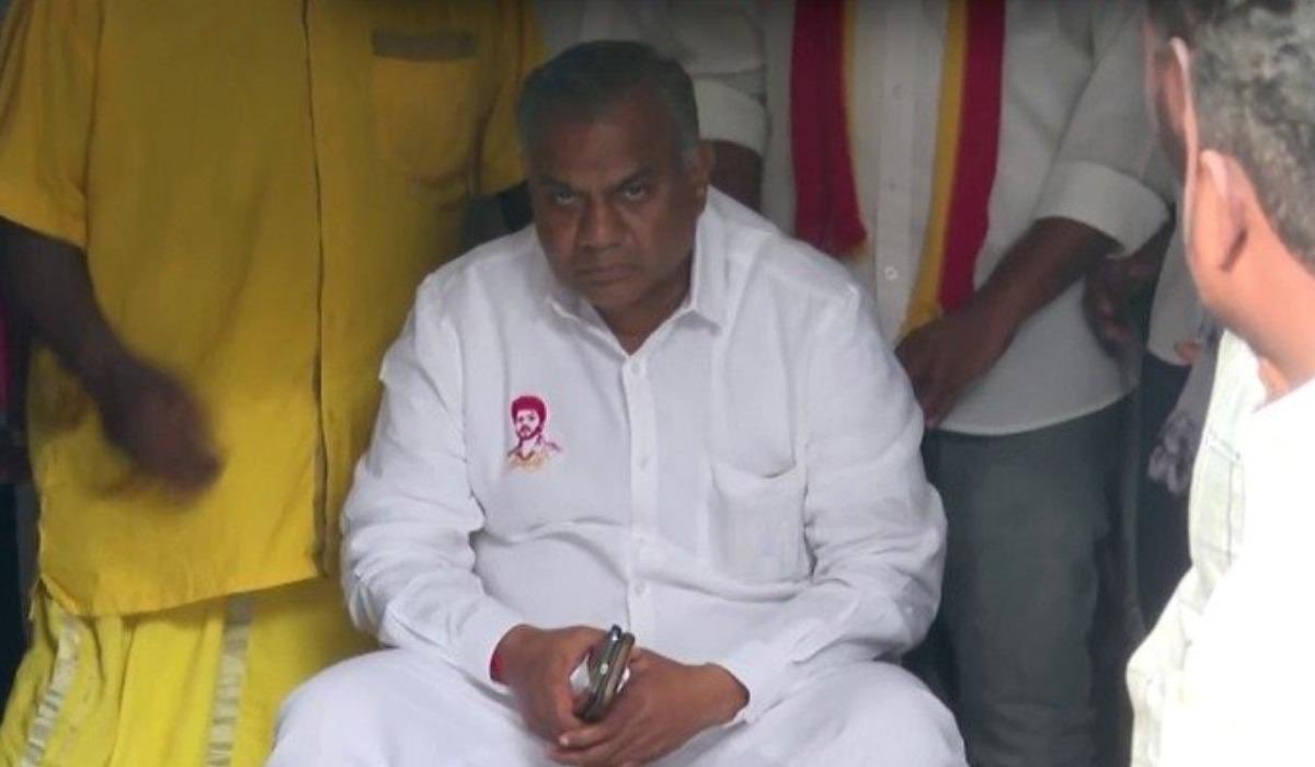 _Veerrr_Tweets's tweet image. Scotland Yard -க்கு நிகரான காவல்துறைக்கே 1 வாரமா தண்ணி காட்றீங்களே ....கிங்கு ணே நீ.....😂🔥

#TVKVijay‌