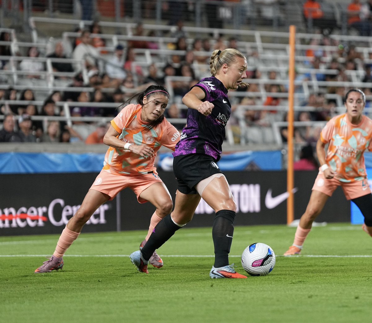 alexrparra's tweet photo. Home stretch of the @NWSL season @ShellEnergyStdm @HoustonDash vs @ORLPride  en español via @deportesnation alongside @DanyRodriguezR @LauraGomezNews and our @PTSMediaSports team. #Houston #HoustonSoccer #HoustonDash #DeportesNation #NWSL https://t.co/3ITZwhIaln