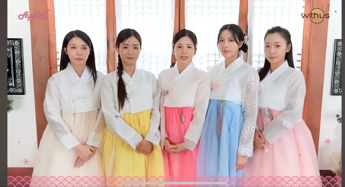 근데 이렇게 한복도 입고 배경이 한옥이고 
에이핑크 다 모인거면 컴백 컨텐츠 아니면 
추석 컨텐츠 아닐까? 뭔가 긴 영상 하나 나올 것 같음 제발