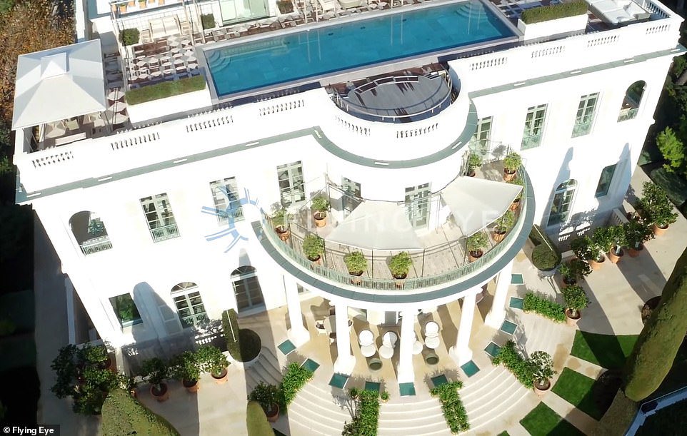 Engineers_views's tweet image. قصر رومان أبراموفيتش (Roman Abramovich Mansion) يقع في قلب لندن.
يضم قاعات فخمة وغرفًا تاريخية أعيد ترميمها بلمسات حديثة 🏛.
أشرفت على تطويره مكاتب التصميم البريطانية Kohn Pedersen Fox.
#Engineering #Architecture

📍 الموقع: بريطانيا – لندن