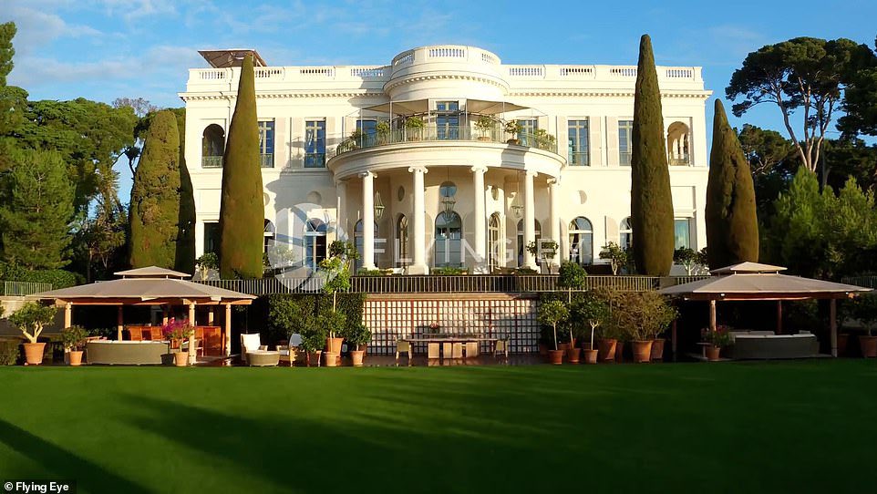 Engineers_views's tweet image. قصر رومان أبراموفيتش (Roman Abramovich Mansion) يقع في قلب لندن.
يضم قاعات فخمة وغرفًا تاريخية أعيد ترميمها بلمسات حديثة 🏛.
أشرفت على تطويره مكاتب التصميم البريطانية Kohn Pedersen Fox.
#Engineering #Architecture

📍 الموقع: بريطانيا – لندن