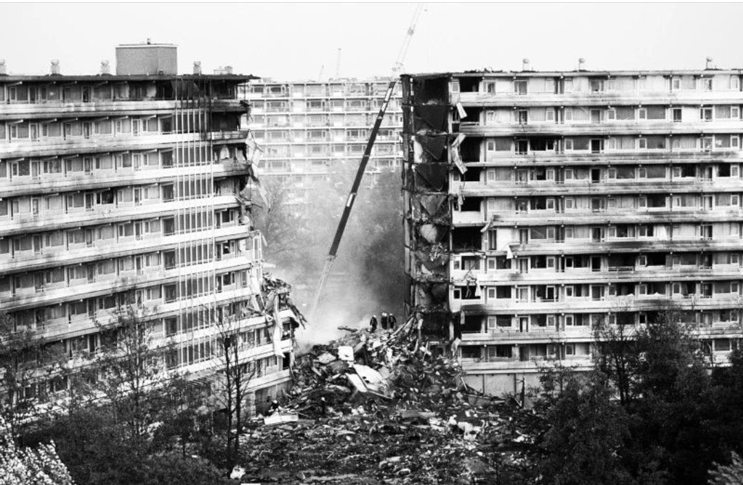 HistoryMattersX's tweet photo. 🇳🇱 Sunday #4October 1992, around 18h30, Israeli El Al #Flight1862 crashed into the apartment buildings 'Groeneveen' and 'Kruitberg' in the #Bijlmermeer, one of the neighbourhoods in the southeast of Amsterdam, Capital of the #Netherlands.

🌹#Bijlmerramp #Disaster 

🧵 1/ https://t.co/hGaBDbm10s