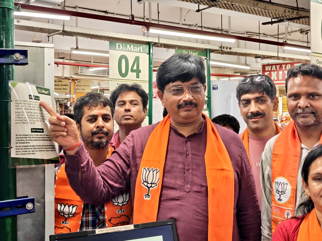 AmitThakerBJP's tweet image. ઘટયો GST, મળ્યો ઉપહાર – ધન્યવાદ મોદી સરકાર.

વેજલપુર વિધાનસભાના વિવિધ માર્કેટ તથા સ્થાનિક વેપારીઓ સાથે મુલાકાત કરી.
પ્રધાનમંત્રી શ્રી @narendramodi જીના નેતૃત્વમાં લાગુ પડેલા #NextGenGSTReforms થી આખો દેશ #GSTBachatUtsavમાં ઉત્સાહપૂર્વક સહભાગી થઈ રહ્યો છે.
#GSTBachatUtsav #GST
