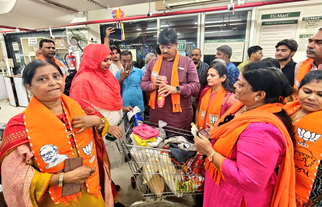 AmitThakerBJP's tweet image. ઘટયો GST, મળ્યો ઉપહાર – ધન્યવાદ મોદી સરકાર.

વેજલપુર વિધાનસભાના વિવિધ માર્કેટ તથા સ્થાનિક વેપારીઓ સાથે મુલાકાત કરી.
પ્રધાનમંત્રી શ્રી @narendramodi જીના નેતૃત્વમાં લાગુ પડેલા #NextGenGSTReforms થી આખો દેશ #GSTBachatUtsavમાં ઉત્સાહપૂર્વક સહભાગી થઈ રહ્યો છે.
#GSTBachatUtsav #GST