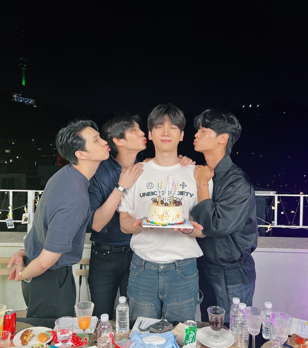 vixx0524xxiv's tweet image. #빅스야_이거기억나면_하트
#HAPPYSTARLIGHTDAY

모여있는 울 빅스들💙💛
막둥이 사랑단 🥹