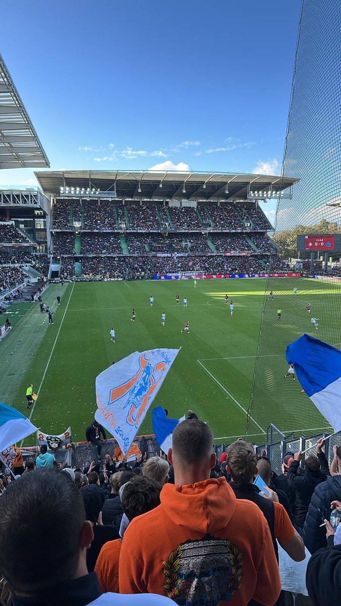 Embou_13's tweet photo. 10 min de retard à cause des 👮 bref FORZA OM ! #FCMOM https://t.co/L7nVqbVvKv