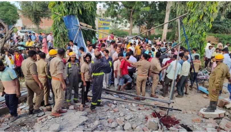 piovijay's tweet image. Uttar Pradesh :फर्रुखाबाद के कोचिंग सेंटर में भीषण विस्फोट, 2 की मौत और नौ छात्र घायल,200 मीटर दूर गिरा मलबा
#MassiveExplosion at #CoachingCentre in  #Farrukhabad, 2 killed, 9 injured, debris falls 200 metres away
vijayupadhyay.com/2025/10/04/mas…