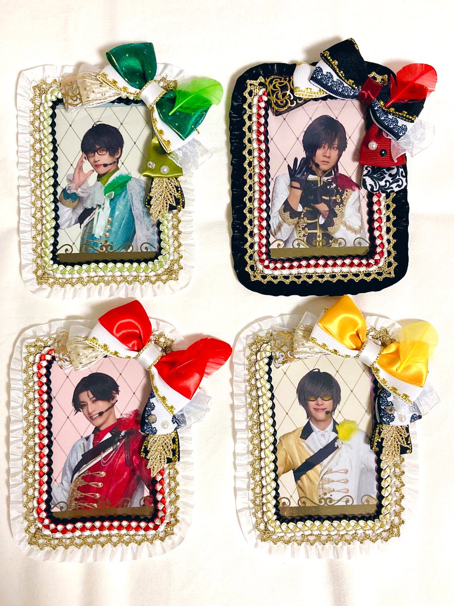uduki424's tweet photo. ふぉとカの引きが良すぎて友人たちの最推しも引けたので、全員分の祝賀祭ver.の硬質デコケースを作成！！
衣装に合わせてお気に入りのリボンで豪華にキラキラに仕上げました。
羽根パーツはカードケースに合わせて小さくカットしています✂️

#リボン大好き部
#左利きのうづき https://t.co/4iXhldKcaZ