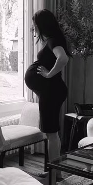 MeghansMole's tweet photo. Meghan Markle wore her moonbumps upside down, painted the Ukrainian flag upside down &amp; used canning clamps upside down 

Can Meghan Markle do anything right? https://t.co/VC6LwJJmXk
