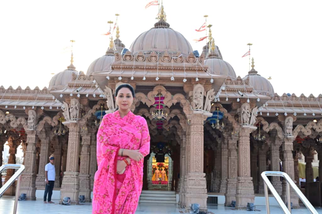 rakeshpal_media's tweet photo. जयपुर। वैशाली नगर स्थित स्वामी नारायण अक्षरधाम मंदिर के 20वें स्थापना दिवस के उपलक्ष्य में उपमुख्यमंत्री दिया कुमारी ने अक्षरधाम मंदिर में किए दर्शन
#DiyaKumari #akshardham #jaipur #rajasthan @KumariDiya @BJP4Rajasthan  @BJP4India https://t.co/7VsX6jPQjs