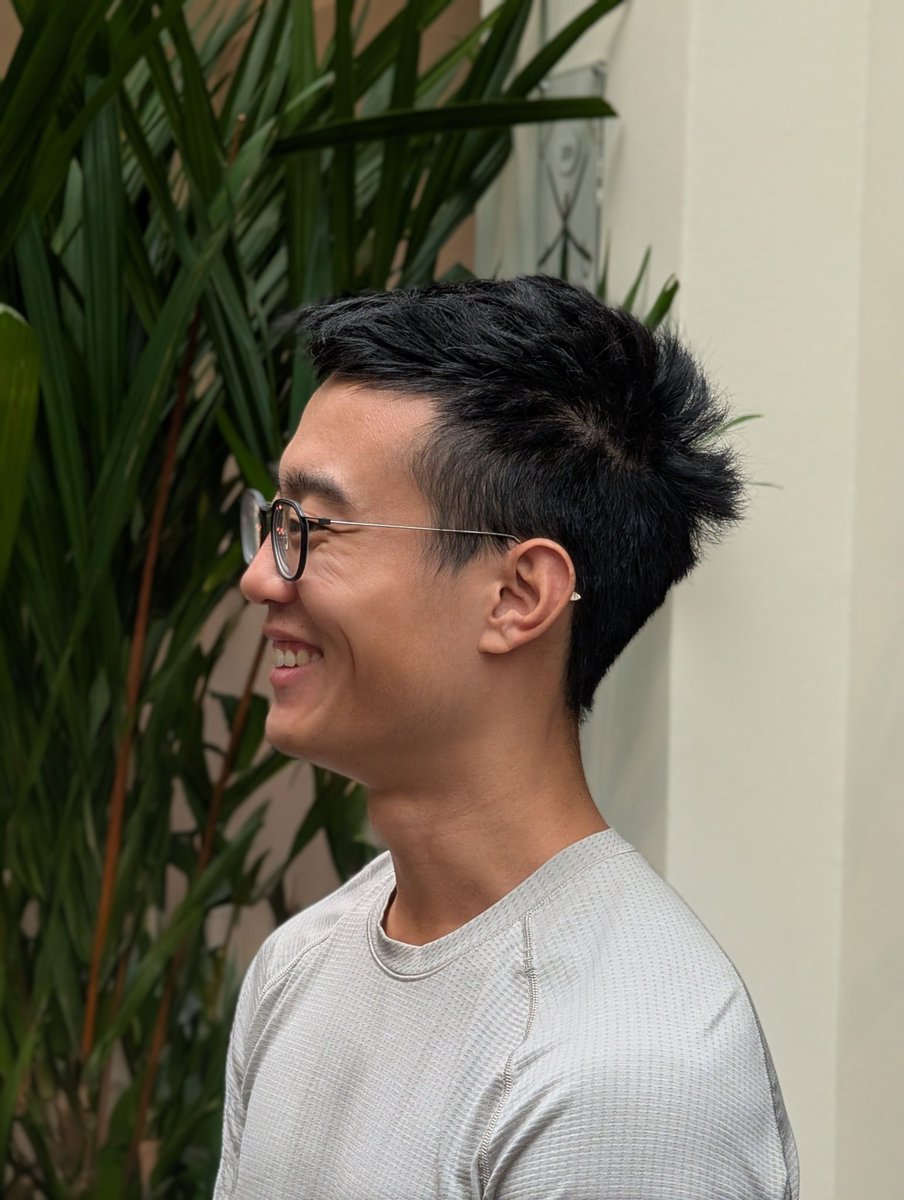 chip1cr's tweet image. this is 220 IQ marketing and i'm taking notes

hyperliquid threw their event before token 2049. gave out fire merch that everyone actually wanted to wear. boom - walking billboards all week.

but before that they dropped mid 5-figs in NFTs to OGs. so what happens? every side…