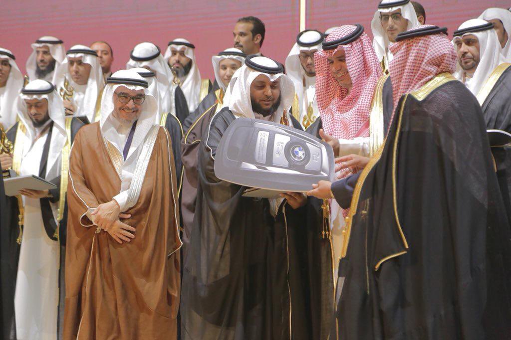 aaa4042's tweet photo. #يوم_المعلم_العالمي هو يوم الوفاء لمن صنعوا العقول وارتقوا بالأمم.
#المعلم_السعودي صنع الفارق وارتقى منصات التتويج على كافة الأصعدة ليرفع راية الوطن خفاقة في سماء الابداع والتميز.
#السعودية_العظمى 
#التميز 
#وزارة_التعليم https://t.co/zRGbfV8N9E