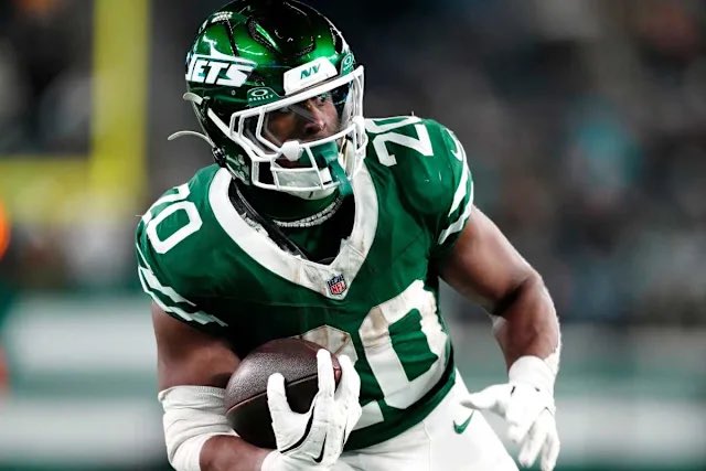 austinsprops's tweet photo. HE GETS IN THE END ZONE SUNDAY⚡️

Breece Hall Anytime Touchdown “O”
(+110)B365 (0.75u)

🏈#3 #JetUp vs #DallasCowboys     

200❤️FOR PLAY #4 NEXT!!

Breece has a 15.5 RA line juiced for the O. He also has a 3.5 Rec line at (-110) for the O. 

Vegas clearly is expecting 18-22+ touches for the stud RB.

Hall’s usage has been elite as he’s first in touches, and second in targets on all of NY. 

Braelon Allen is out. He’s going to see even more of a bump now, expecting more RZ work as well here.

Dallas has allowed 4 rushing TDs in 4 Weeks. 3/4 starting RBs have scored.

Hall hasn’t scored in 4 weeks, it just feels highly likely with Allen inactive, and against one of the best possible matchups that Hall gets it done tomorrow.🔐