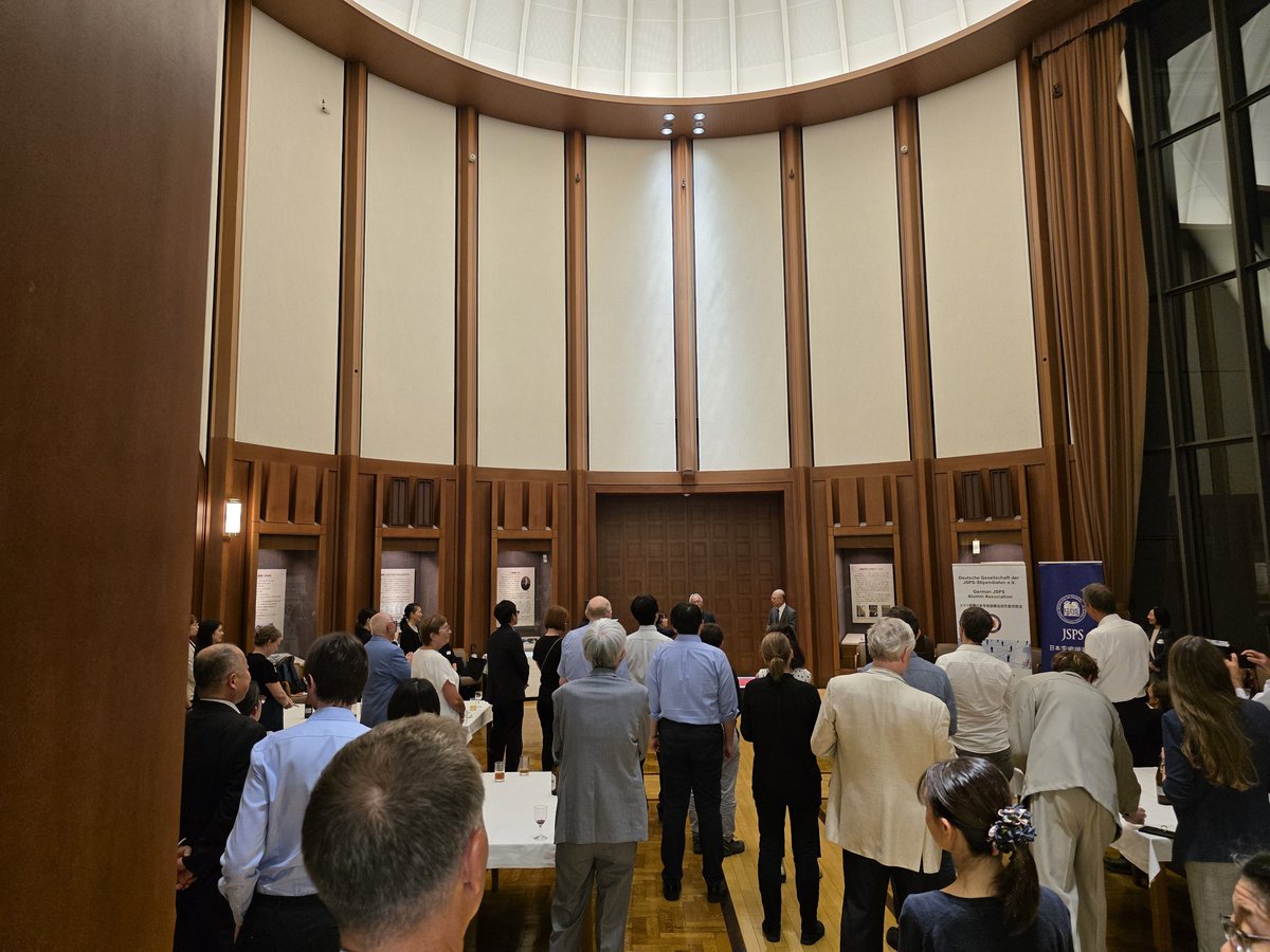 yokolayer's tweet image. At the 30th anniversary of the German JSPS Alumni Association, I gave a lecture in English on Noh for German researchers. The venue was a wonderful one, on the 23rd floor of Meiji University&apos;s Liberty Tower.
#jsps #noh #明治大学