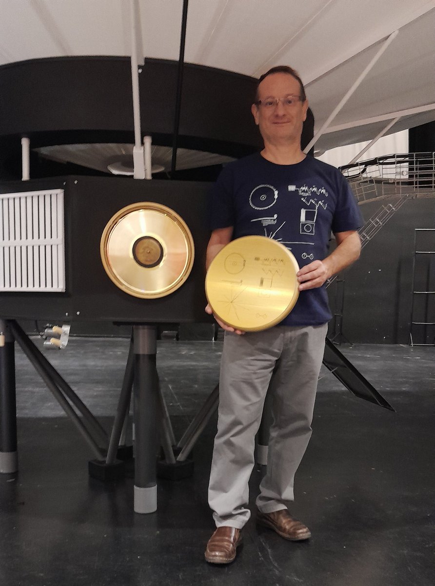 pedro_leon's tweet photo. 📡✨ Ayer estuvimos con una invitada muy especial en #Armilla (Granada) 😊 Que maravilla el trabajo de Antonio Molina y Salva Moral del Aula de Astronomía. Y que honor que me dejaran contar al público los detalles más curiosos de la misión #Voyager. Un sueño hecho realidad 🫠 https://t.co/7uz5rN03V4