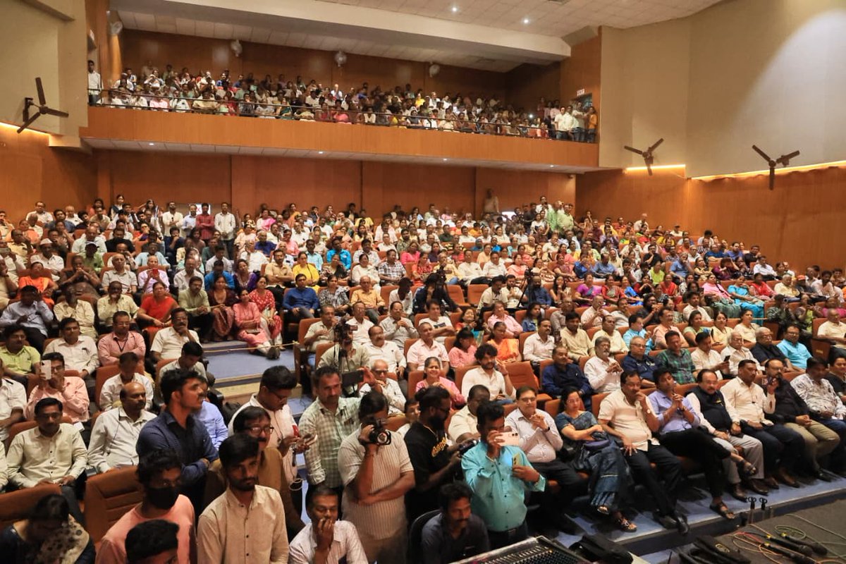 satejp's tweet photo. पद्मश्री अशोक सराफ यांचा गौरव कोल्हापूरकरांसाठी अभिमानाची गोष्ट!

अखिल भारतीय मराठी नाट्य परिषदेच्या कोल्हापूर शाखेच्या वतीने देण्यात येणारा संगीतसूर्य केशवराव भोसले स्मृती पुरस्काराने ज्येष्ठ अभिनेते महाराष्ट्र भूषण @SarafAshok यांना राज्याचे उद्योगमंत्री @samant_uday यांच्या हस्ते, मंत्री नामदार @mrhasanmushrif साहेब आणि माझ्या उपस्थितीत गौरवण्यात आले.

कोल्हापूरच्या भूमीत ज्येष्ठ अभिनेते अशोक सराफ यांचा सत्कार होत आहे हे आमच्यासाठी अभिमानाची गोष्ट आहे. त्यांची जन्मभूमी जरी मुंबई असली तरी तुमची कर्मभूमी ही कोल्हापूर असून या भूमीमध्ये आपला सन्मान करण्याची संधी आम्हाला सगळ्यांना मिळत आहे याचा मनस्वी आनंद आहे. कोल्हापूर ज्यावेळी 2019 साली महापूराच्या संकटात होते त्यावेळी आपण मुंबईमध्ये नाट्य़प्रयोग करून 3 लाख रुपये मुख्यमंत्री फंडाला दिले होते हे ऋण कोल्हापूरकर कधीच विसरू शकणार नाहीत अशा भावना व्यक्त केल्या.

यावेळी जेष्ठ अभिनेते मोहन जोशी, निवेदिता सराफ, विघ्नेश जोशी, अखिल भारतीय मराठी नाट्य परिषद कोल्हापूर शाखेचे अध्यक्ष मिलिंद अष्टेकर, कार्याध्यक्ष आनंद कुलकर्णी, उपाध्यक्ष जितेंद्र देशपांडे, प्रमुख कार्यवाहक, गिरीश महाजन यांच्यासह संस्थेचे पदाधिकारी आणि कलारसिक मोठ्या संख्येने उपस्थित होते.

शनिवार, दि 4 ऑक्टोबर 2025     स्थळ- कोल्हापूर