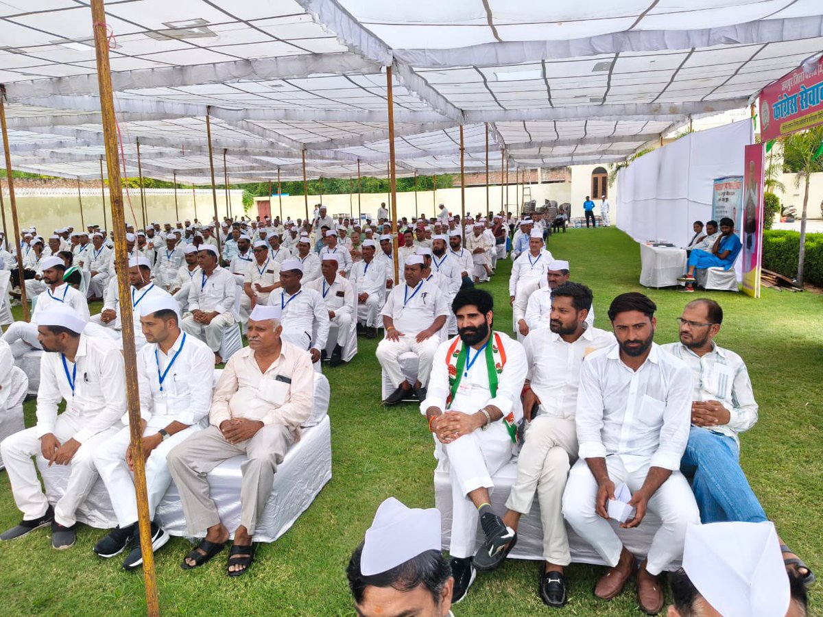 MukeshDevGurja2's tweet image. माननीय पूर्व मुख्यमंत्री आदरणीय श्री Ashok Gehlot जी शाहपुरा विधायक आदरणीय मनीष जी यादव चौमू विधायक डॉ शिखा मील बराला के मुख्य आतिथ्य में जयपुर जिला देहात कांग्रेस सेवादल द्वारा ब्रज रिसोर्ट सामोद में आयोजित तीन दिवसीय प्रशिक्षण शिविर के उद्घाटन समारोह में सम्मिलित हुआ।