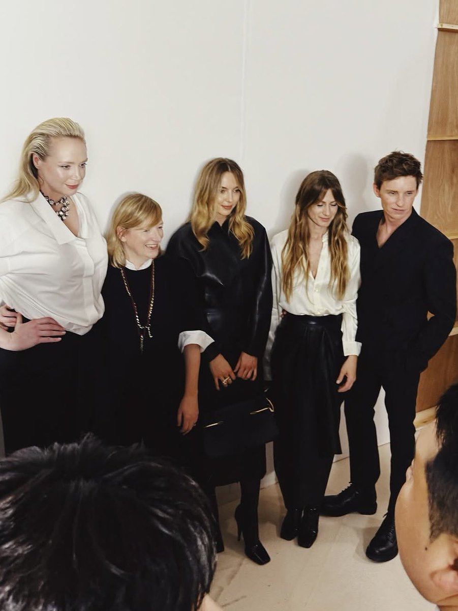 에디 큰 키 때문에 다리 벌려서 포옹하는거 너무 귀엽구 다정하구 이번 수트도 진짜 너무 멋졌다구✨