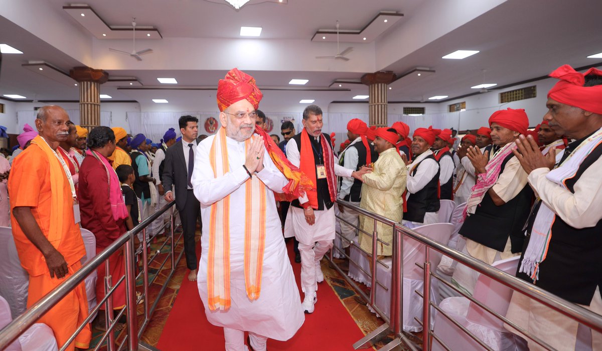 AmitShah's tweet photo. आदिवासी समाज की सांस्कृतिक विरासत, बस्तर के ‘मुरिया दरबार’ में जाकर सुखद अनुभूति हुई। लोकतंत्र की जमीनी शक्ति को दर्शाता यह ‘मुरिया दरबार’ बताता है कि कैसे लोकतंत्र सदियों से बस्तर की जीवनशैली का अभिन्न अंग रहा है और नक्सलवाद ने कैसे बस्तर की इस प्रगतिशील पद्धति को ठेस पहुँचाई।

‘मुरिया दरबार’ की मांझी-चालकी में हर जनजाति के प्रतिनिधित्व से जनसंवाद का ऐसा मंच स्थापित होता है, जो सुझावों, सामाजिक विषयों और रीति-रिवाजों पर खुले दिल से चर्चा करता है। यह दरबार पूरे विश्व के लिए लोकतंत्र और सामाजिक समरसता का एक आदर्श मॉडल है।