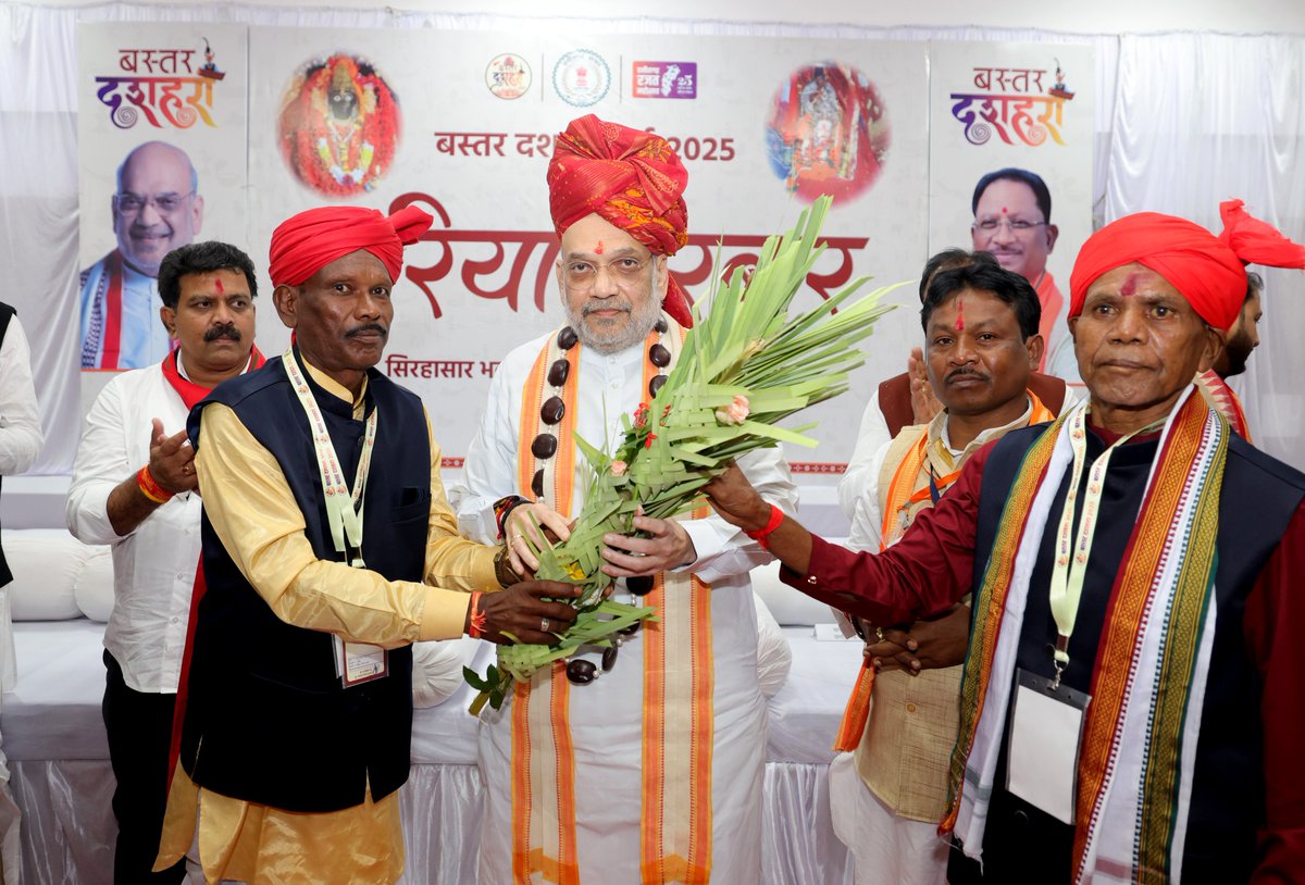 AmitShah's tweet photo. आदिवासी समाज की सांस्कृतिक विरासत, बस्तर के ‘मुरिया दरबार’ में जाकर सुखद अनुभूति हुई। लोकतंत्र की जमीनी शक्ति को दर्शाता यह ‘मुरिया दरबार’ बताता है कि कैसे लोकतंत्र सदियों से बस्तर की जीवनशैली का अभिन्न अंग रहा है और नक्सलवाद ने कैसे बस्तर की इस प्रगतिशील पद्धति को ठेस पहुँचाई।

‘मुरिया दरबार’ की मांझी-चालकी में हर जनजाति के प्रतिनिधित्व से जनसंवाद का ऐसा मंच स्थापित होता है, जो सुझावों, सामाजिक विषयों और रीति-रिवाजों पर खुले दिल से चर्चा करता है। यह दरबार पूरे विश्व के लिए लोकतंत्र और सामाजिक समरसता का एक आदर्श मॉडल है।