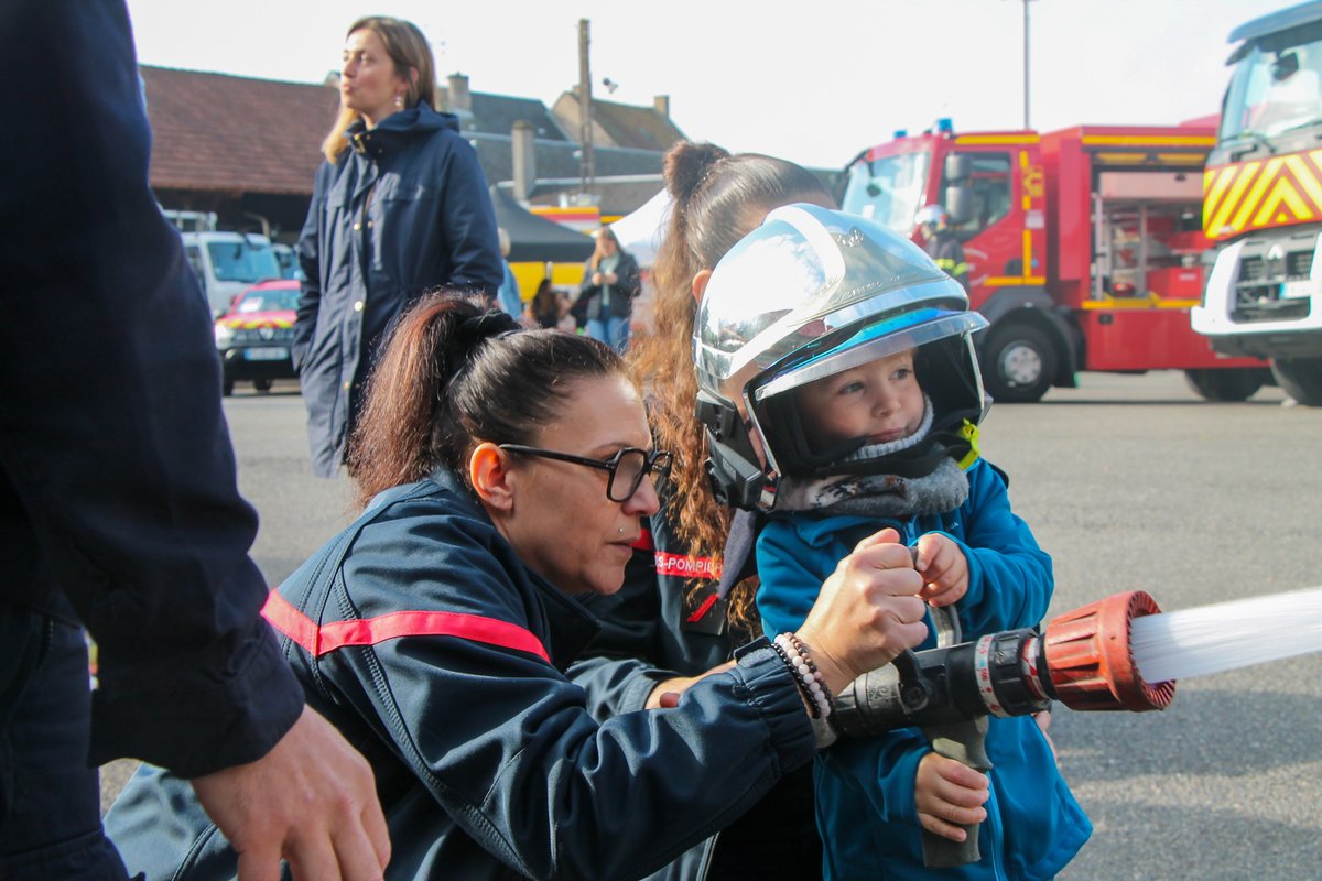 SDIS58's tweet image. 🚒 Retour sur les portes ouvertes à La Charité-sur-Loire !

Samedi 27/09, de nombreuses familles sont venues découvrir les missions des pompiers, échanger et partager un moment convivial.

👏 Bravo aux pompiers et merci à la population pour son soutien !

📸 Cyril Vailly