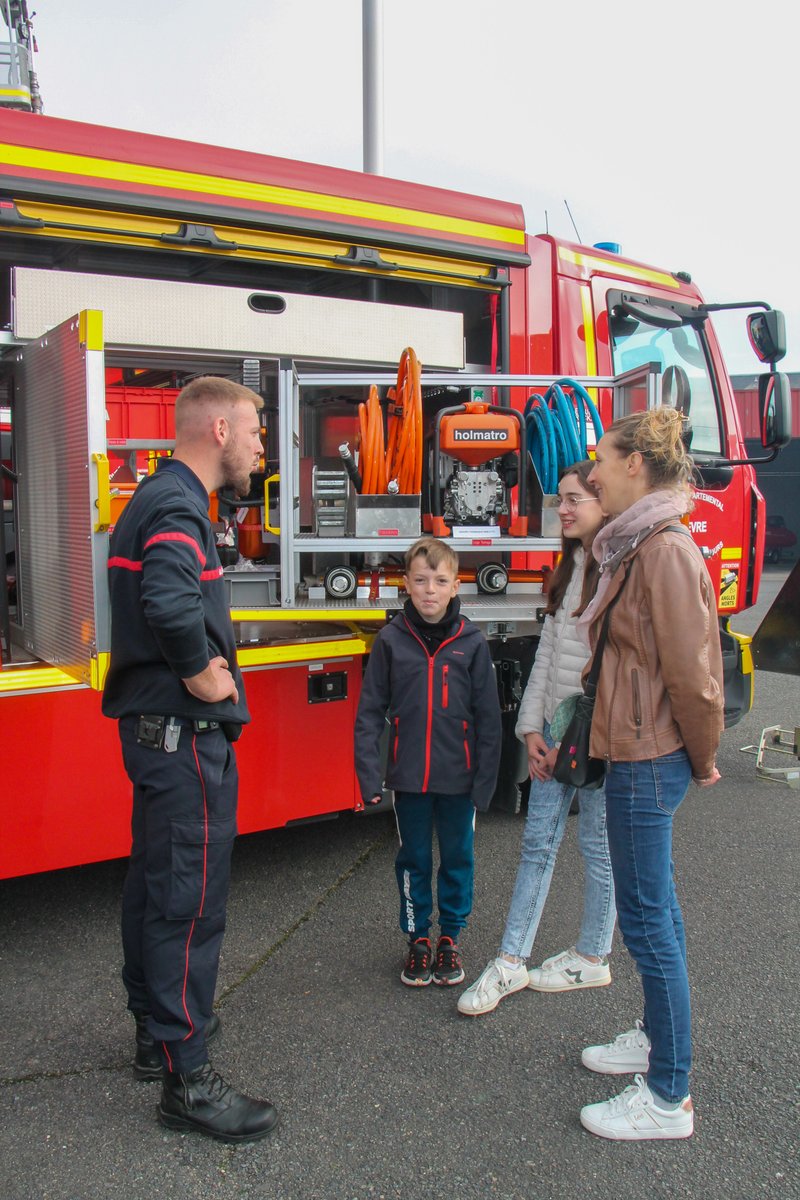 SDIS58's tweet image. 🚒 Retour sur les portes ouvertes à La Charité-sur-Loire !

Samedi 27/09, de nombreuses familles sont venues découvrir les missions des pompiers, échanger et partager un moment convivial.

👏 Bravo aux pompiers et merci à la population pour son soutien !

📸 Cyril Vailly