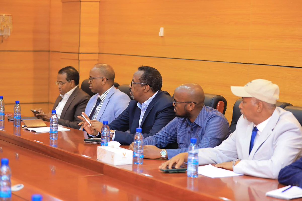 Garoowe, 4 Oktoobar 2025 — Guddoomiyaha Golaha Wakiillada Dowladda Puntland Hon Abdirisak Ahmed Said, ayaa maanta shir guddoomiyey kulan muhiim ah oo lagaga hadlayay xal u helidda arrimaha deegaanka iyo maraynta dhulka.