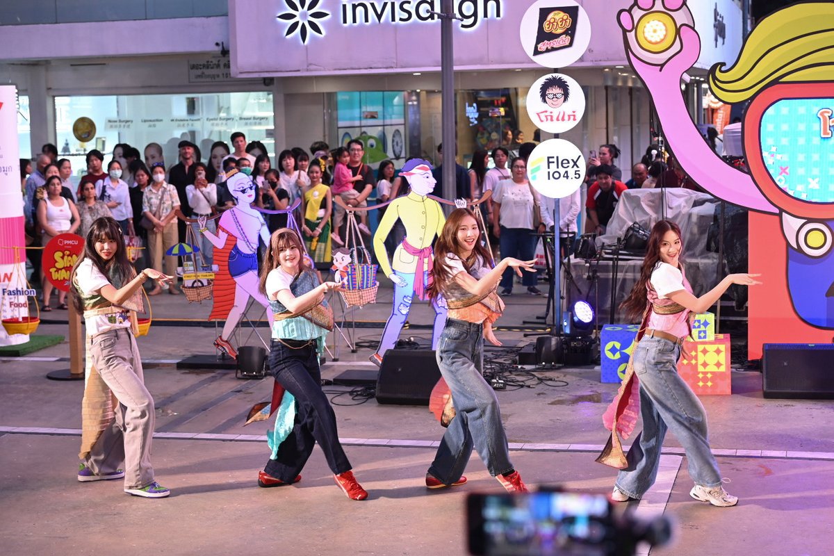 xebis_ent's tweet image. ศิลปิน XEBIS กลับมาจัดเต็มความสนุกอีกครั้งในงาน Siam Thai Hub 2025 เทศกาลฮับแห่งสยามที่ยิ่งใหญ่แห่งปี! 💥

วันที่ 2 นี้ยังคงเต็มไปด้วยความสนุกและโมเมนต์สุดพิเศษจากทุกโชว์บนเวที 🤩🎶

มาร่วมนุ่งโจง ห่มสไบ ใส่สนีกเกอร์
มาสนุกด้วยกันที่ 📍สยามสแควร์ ได้ถึงวันที่ 5 ตุลาคมนี้…