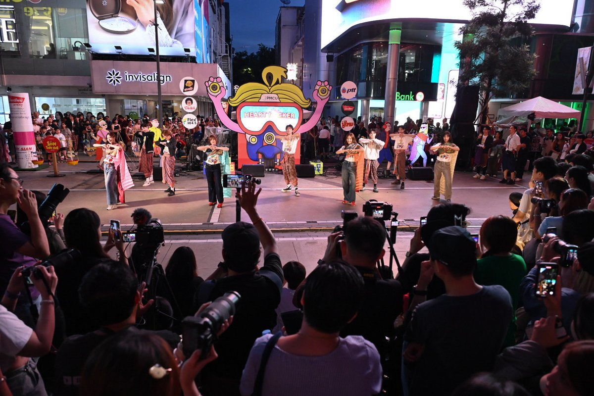 xebis_ent's tweet image. ศิลปิน XEBIS กลับมาจัดเต็มความสนุกอีกครั้งในงาน Siam Thai Hub 2025 เทศกาลฮับแห่งสยามที่ยิ่งใหญ่แห่งปี! 💥

วันที่ 2 นี้ยังคงเต็มไปด้วยความสนุกและโมเมนต์สุดพิเศษจากทุกโชว์บนเวที 🤩🎶

มาร่วมนุ่งโจง ห่มสไบ ใส่สนีกเกอร์
มาสนุกด้วยกันที่ 📍สยามสแควร์ ได้ถึงวันที่ 5 ตุลาคมนี้…