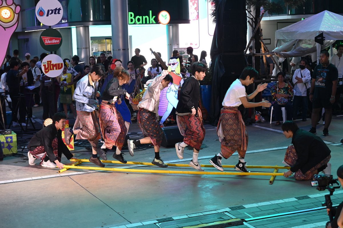 xebis_ent's tweet image. ศิลปิน XEBIS กลับมาจัดเต็มความสนุกอีกครั้งในงาน Siam Thai Hub 2025 เทศกาลฮับแห่งสยามที่ยิ่งใหญ่แห่งปี! 💥

วันที่ 2 นี้ยังคงเต็มไปด้วยความสนุกและโมเมนต์สุดพิเศษจากทุกโชว์บนเวที 🤩🎶

มาร่วมนุ่งโจง ห่มสไบ ใส่สนีกเกอร์
มาสนุกด้วยกันที่ 📍สยามสแควร์ ได้ถึงวันที่ 5 ตุลาคมนี้…