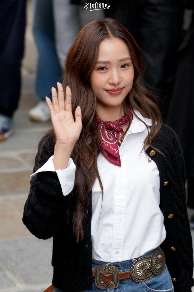 sinrachaa's tweet image. I touch my heart and say this outer was in my wishlist for racha because I ALREADY KNOW SHE WILL ROCK THIS FIT SO WELL 💖 

NAMTANFILM POLO PFW
#NamtanFilmPoloRalphLauren