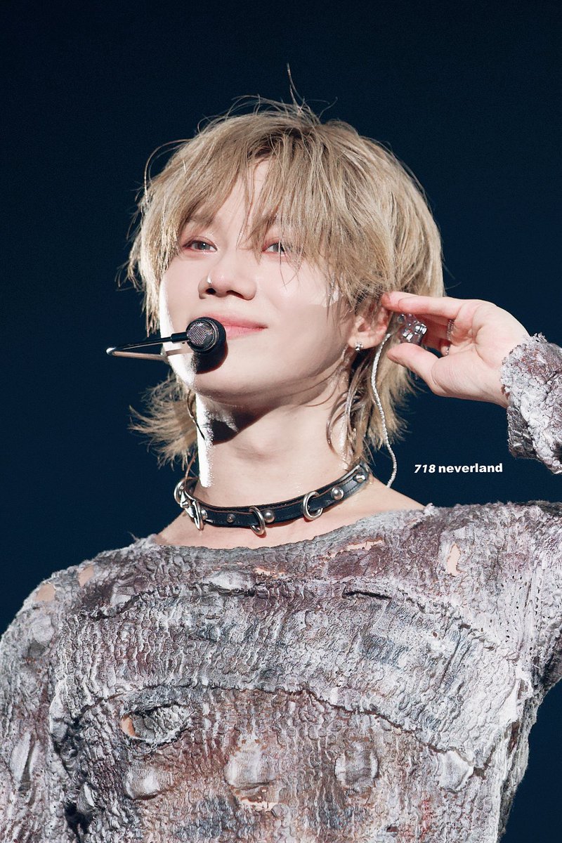 He probably saw all the people talking about his nipple at Saga, because today he had a piece of fabric covering it 😂