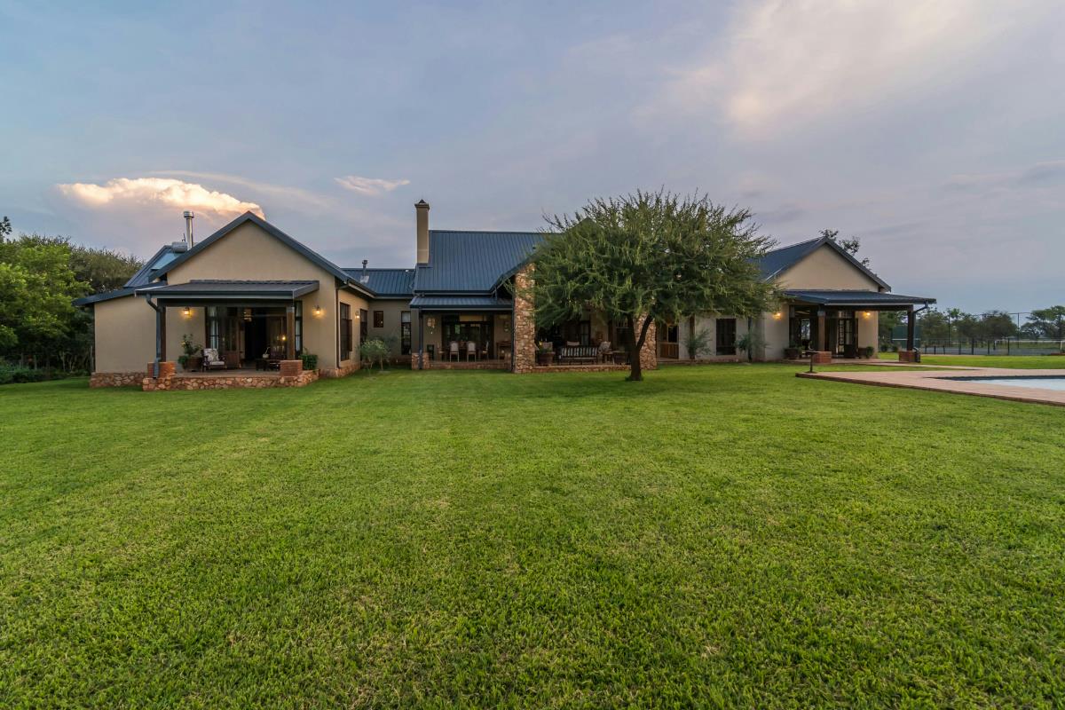 BoitumeloCaleb's tweet image. Meanwhile with R8 750 000 one could easily get one of the following 👇

R8.5 million

Modern Contemporary Farmhouse on 300-hectare Private Game Farm in the majestic Magaliesberg is ideal for hiking, cycling and game viewing in 📍 Skeerpoort, Hartbeespoort it has
7 🛏️
8 🛁 🚽
4 🚙…