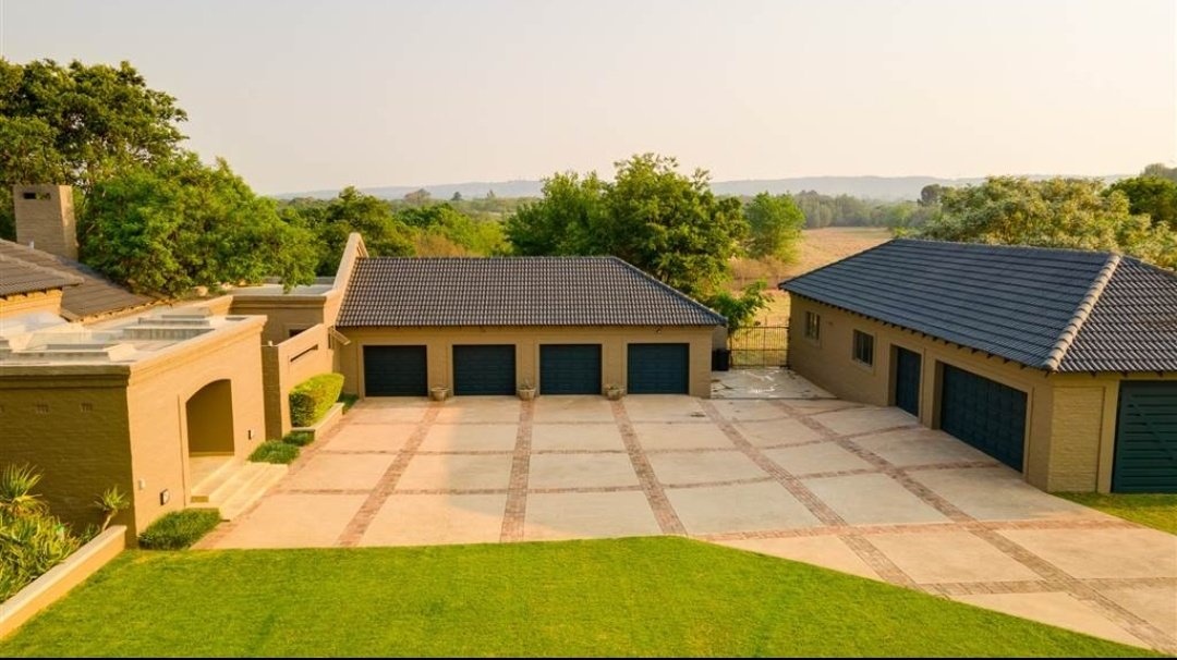 BoitumeloCaleb's tweet image. Meanwhile with R8 750 000 one could easily get one of the following 👇

R8.5 million

Modern Contemporary Farmhouse on 300-hectare Private Game Farm in the majestic Magaliesberg is ideal for hiking, cycling and game viewing in 📍 Skeerpoort, Hartbeespoort it has
7 🛏️
8 🛁 🚽
4 🚙…