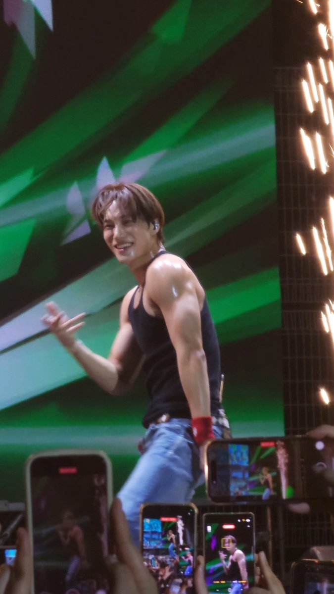 KAIst88's tweet photo. he is the most handsome and attractive man the world has ever seen https://t.co/unSGtcFL20
