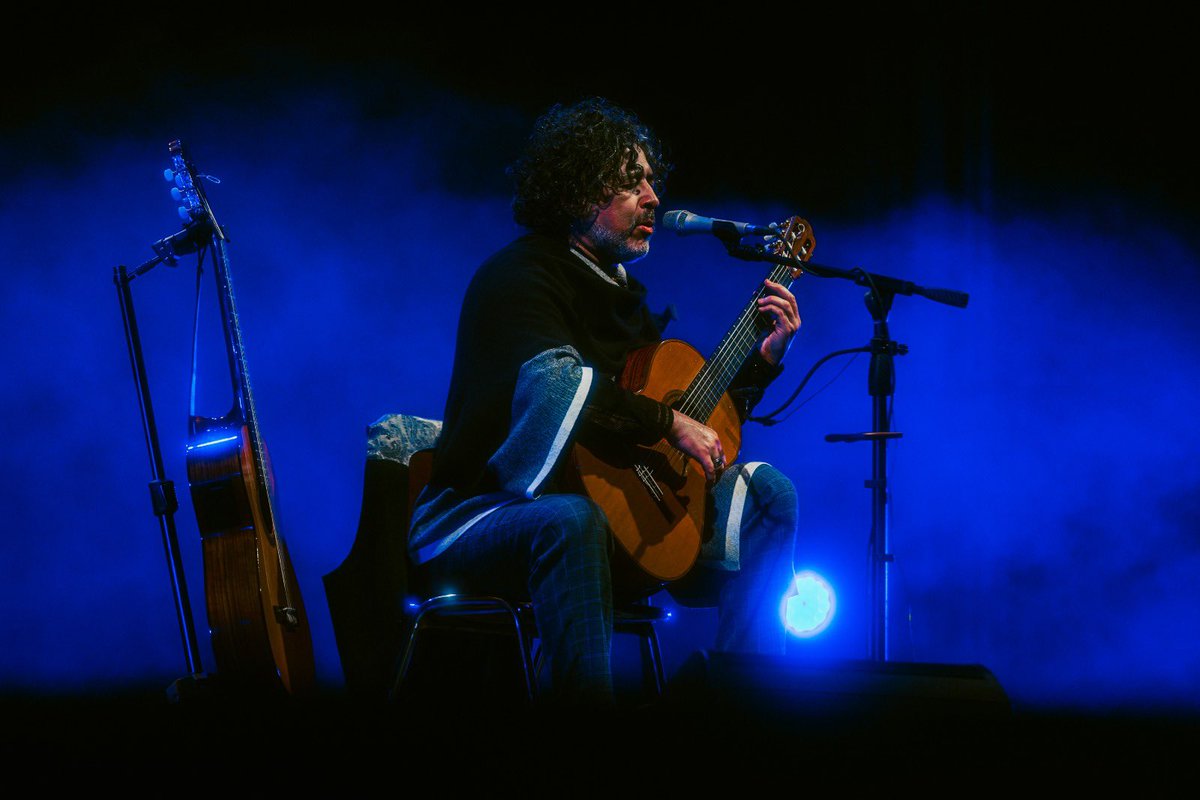 Joan Jara es el nombre del teatro en Lo Prado donde ayer realizamos un concierto (Gira Pánico). 
Y nos sentimos en familia. Gracias por el amor con que nos han recibido, como siempre. 
Otro nombre de mujer cósmica resuena hoy en cada rincón de Chile: Violeta Parra. Hoy es su