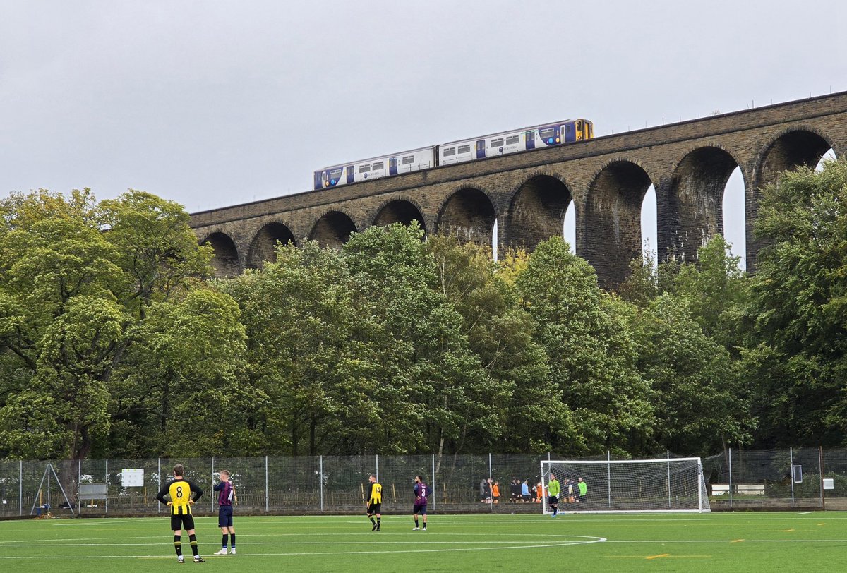 Hoppyontour's tweet image. Public transport adventure today ended up at @BerryBrowAFC 3 -0 @MidgleyunitedFC  at Lockwood Park.

Nice little ground under the Lockwood viaduct, rugby pitch next door but no game on.
Berry Brow solid 3–0 winners.
#groundhopping