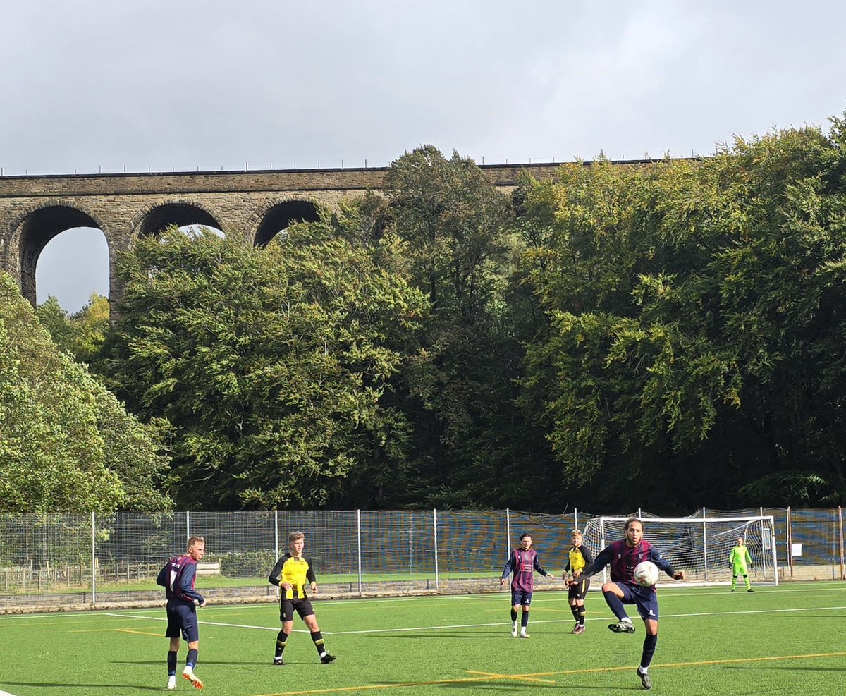 Hoppyontour's tweet image. Public transport adventure today ended up at @BerryBrowAFC 3 -0 @MidgleyunitedFC  at Lockwood Park.

Nice little ground under the Lockwood viaduct, rugby pitch next door but no game on.
Berry Brow solid 3–0 winners.
#groundhopping