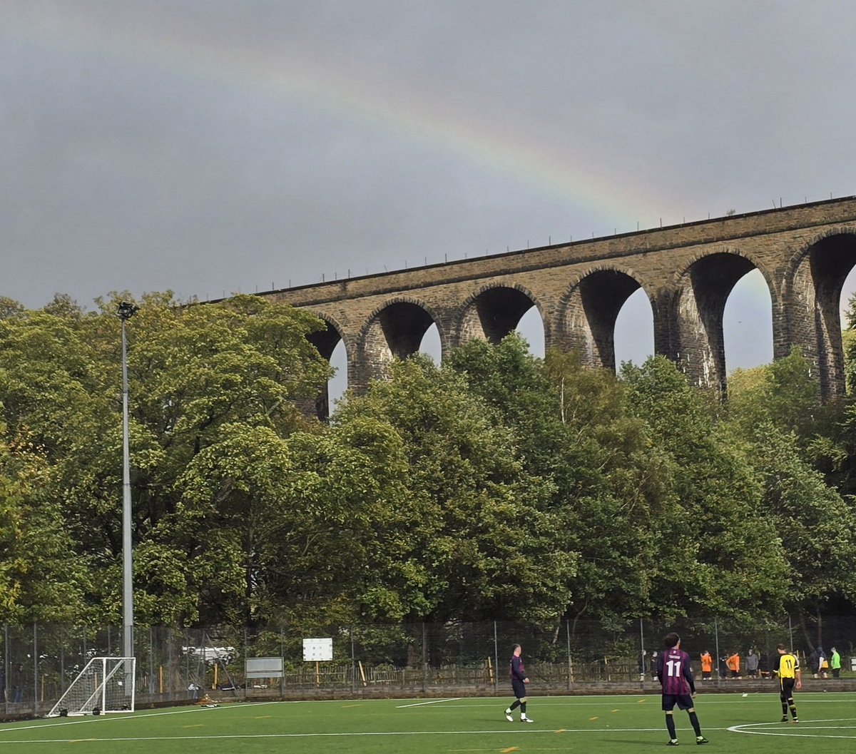 Hoppyontour's tweet image. Public transport adventure today ended up at @BerryBrowAFC 3 -0 @MidgleyunitedFC  at Lockwood Park.

Nice little ground under the Lockwood viaduct, rugby pitch next door but no game on.
Berry Brow solid 3–0 winners.
#groundhopping