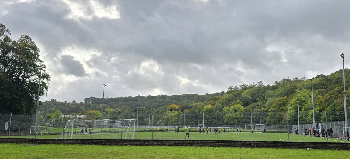 Hoppyontour's tweet image. Public transport adventure today ended up at @BerryBrowAFC 3 -0 @MidgleyunitedFC  at Lockwood Park.

Nice little ground under the Lockwood viaduct, rugby pitch next door but no game on.
Berry Brow solid 3–0 winners.
#groundhopping