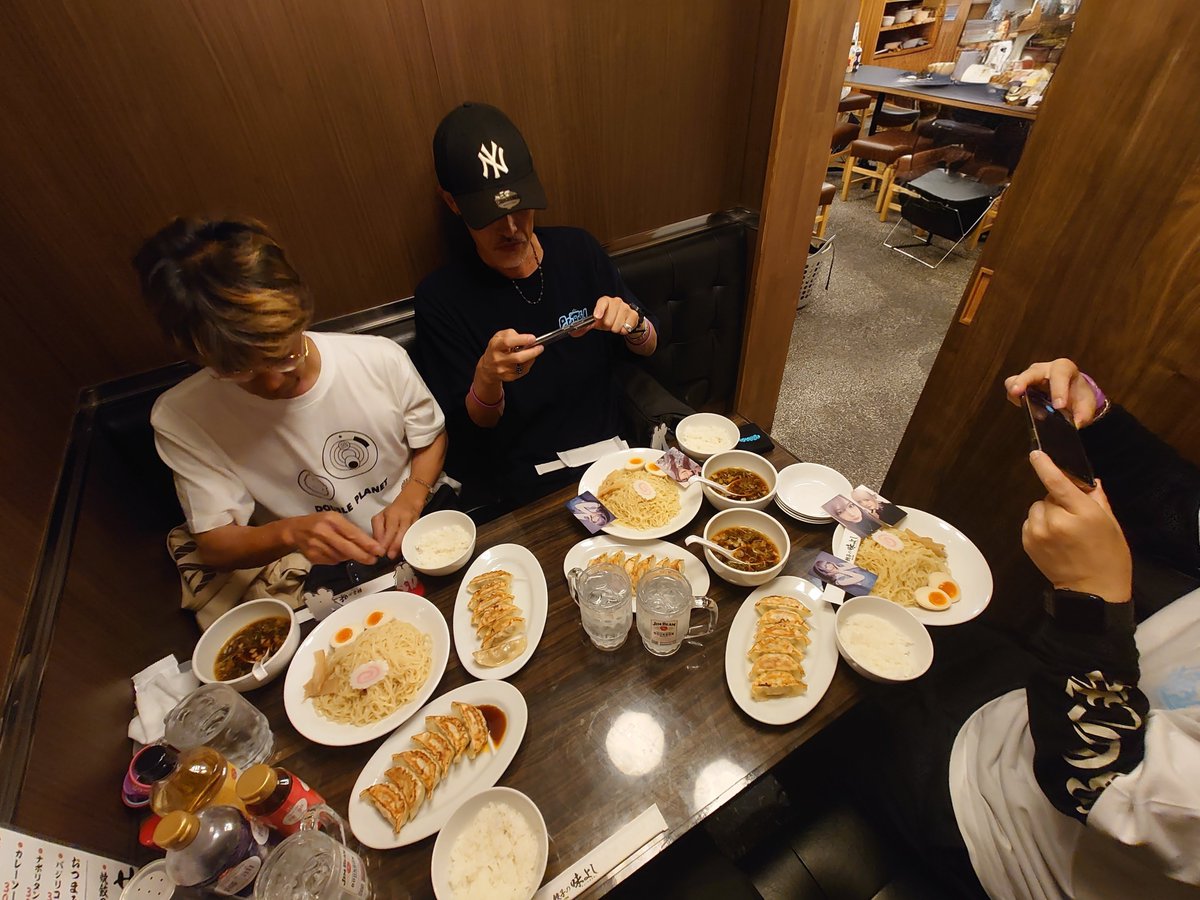 Akaikitsune69's tweet photo. 2025.9.30 @ 渋谷GUILTY
#Unwave × #FRAM 2MAN LIVE
"𝗗𝗢𝗨𝗕𝗟𝗘 𝗣𝗟𝗔𝗡𝗘𝗧"
笑顔溢れる良いライブでした
FRAMちゃん誕生日&ご結婚
Unwave 8.5周年
おめでとう🎊
打上げはもちろんラーメン🍜
『ギルティ〜!な DOUBLE PLANETッティー 👕』の再現に血道を上げるおじさん達🤣
#DOUBLEPLANET https://t.co/fxq7etv34E