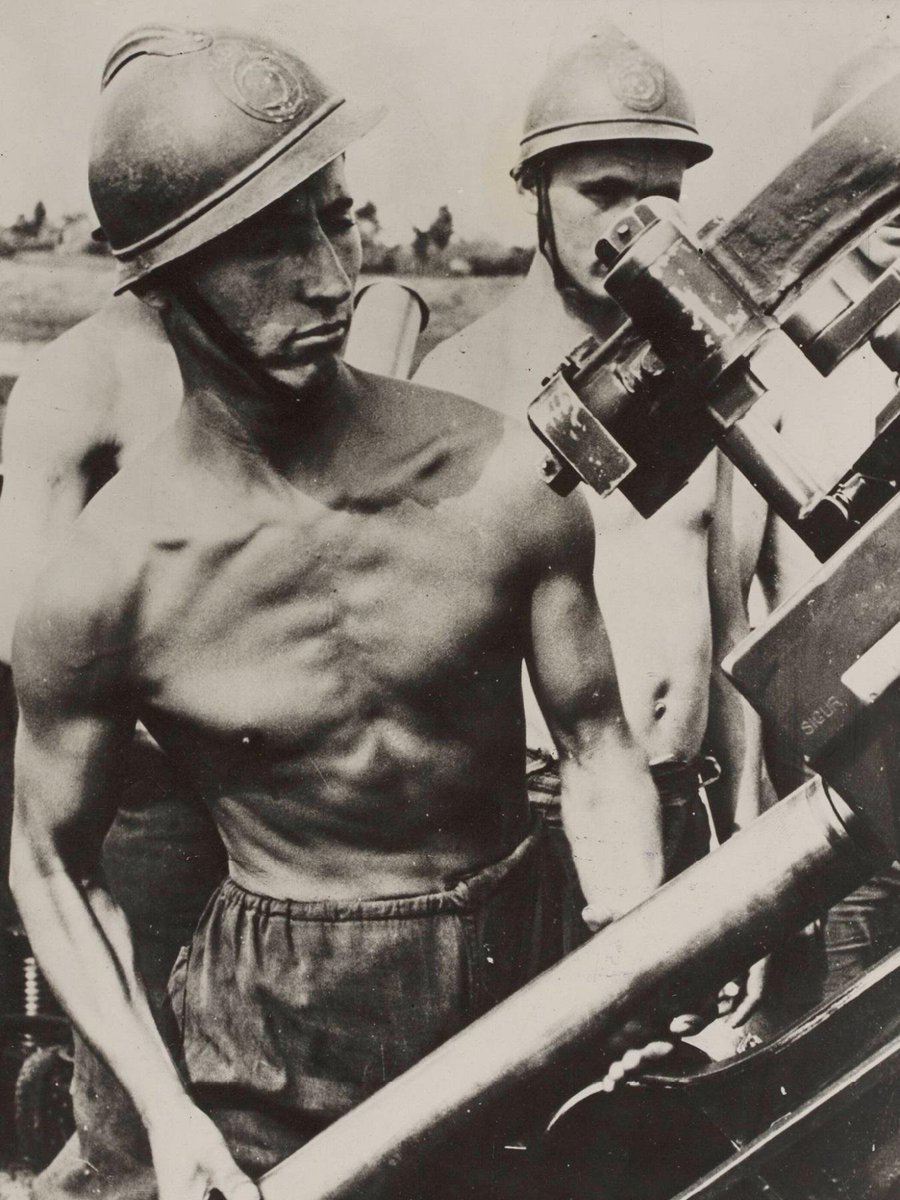 A Romanian flak gun crew on the Eastern Front. WW2, 1943