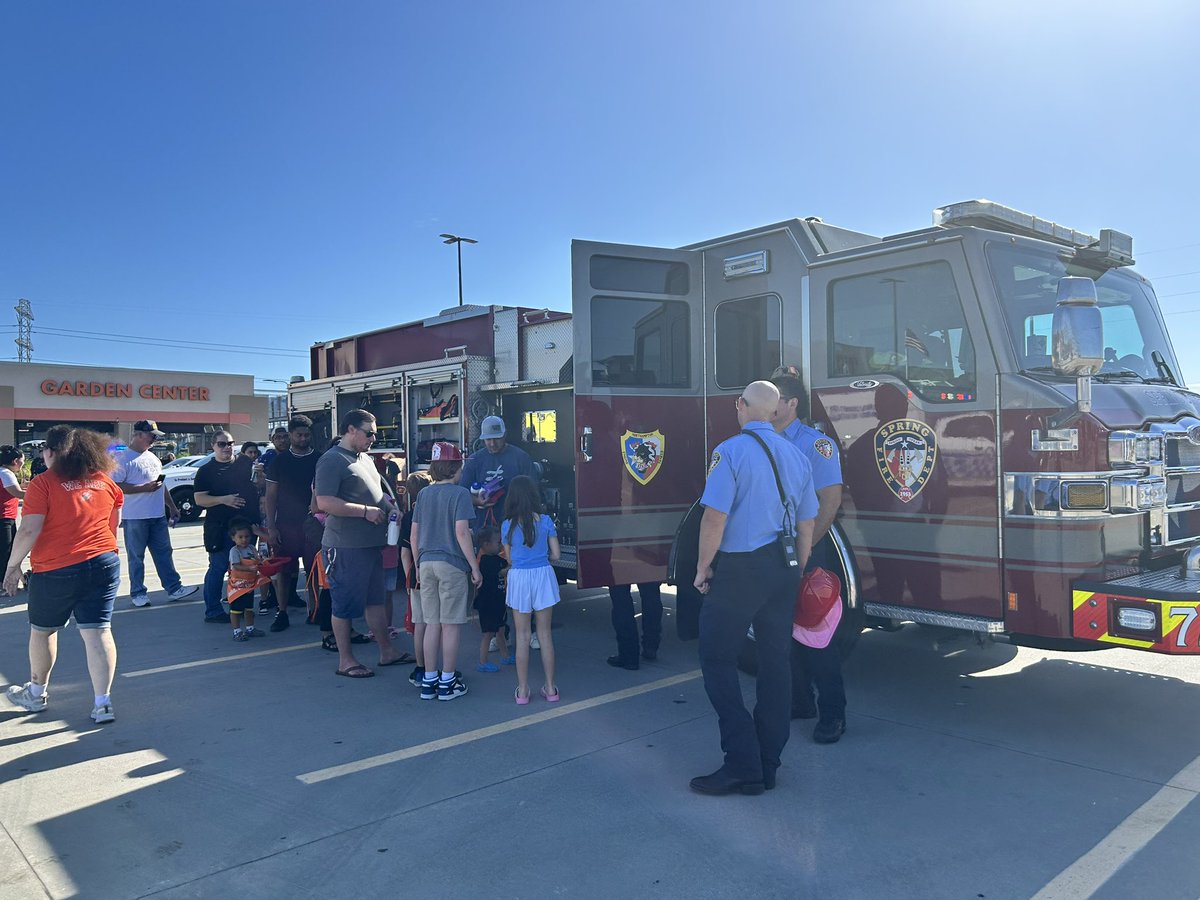 Springfdtx's tweet image. Come join Spring Firefighters &amp;amp; our mutual aid partners at @HomeDepot’s Kids Safety workshop at the Grand Parkway and Kuykendahl this morning! 
#firefighters #constables #ambulances #safety #springtx