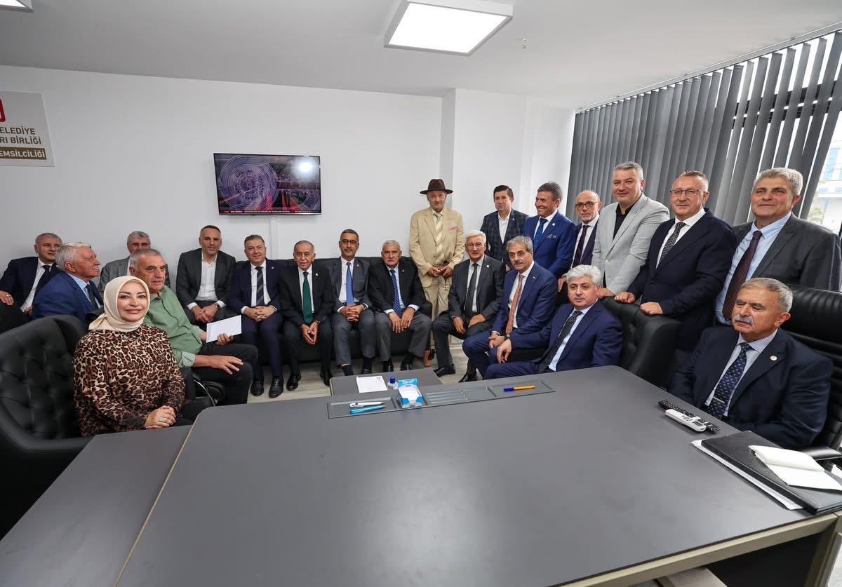 Yönetim Kurulu Üyelerimiz Sn Halim Çakır,Sn Ali Özturan ve yoğun bir katılımla Türkiye Belediye Başkanları Birliği,Sakarya Temsilciliğinin açılışını gerçekleştirdik.
       Sakarya Temsilcimiz Sn Ahmet Genç nezdinde emeği geçen tüm başkanlarıma çok teşekkür ederim.